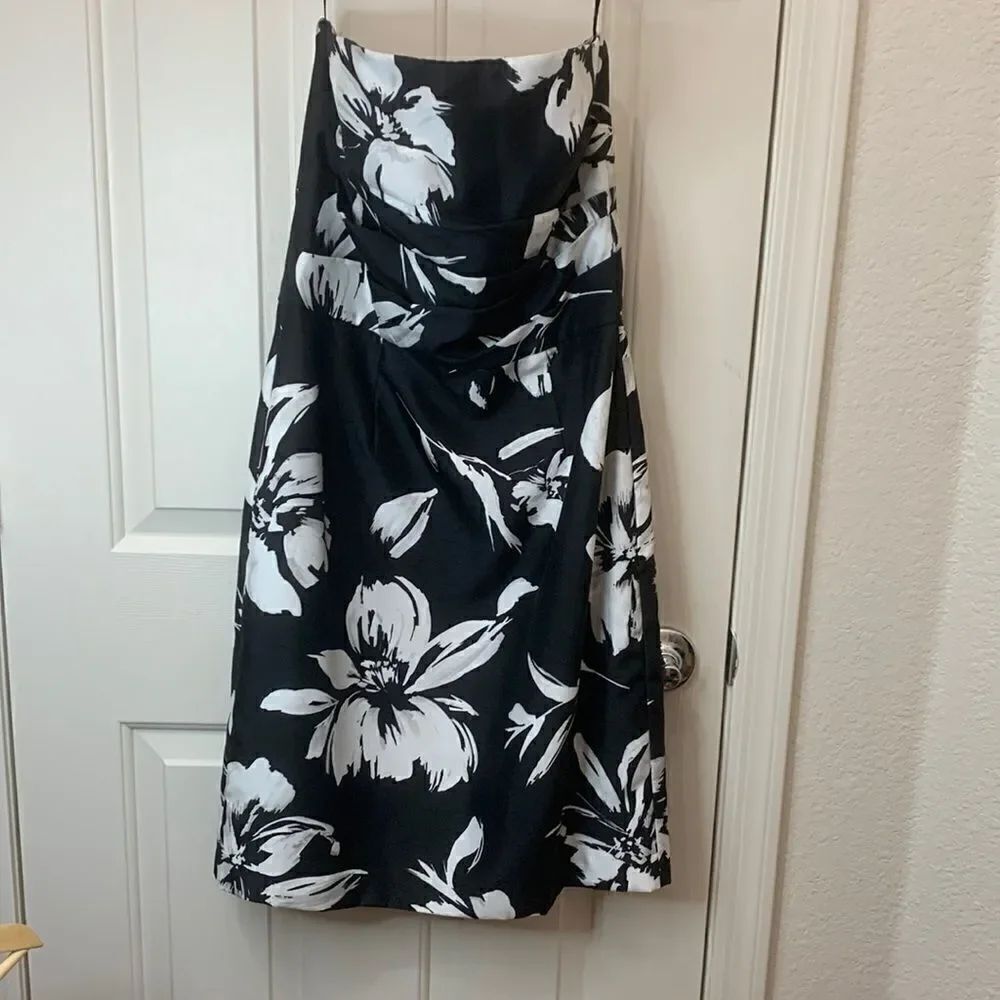 White House Black Market Woman Dress Sz 4 Strapless Black White Floral Slimming